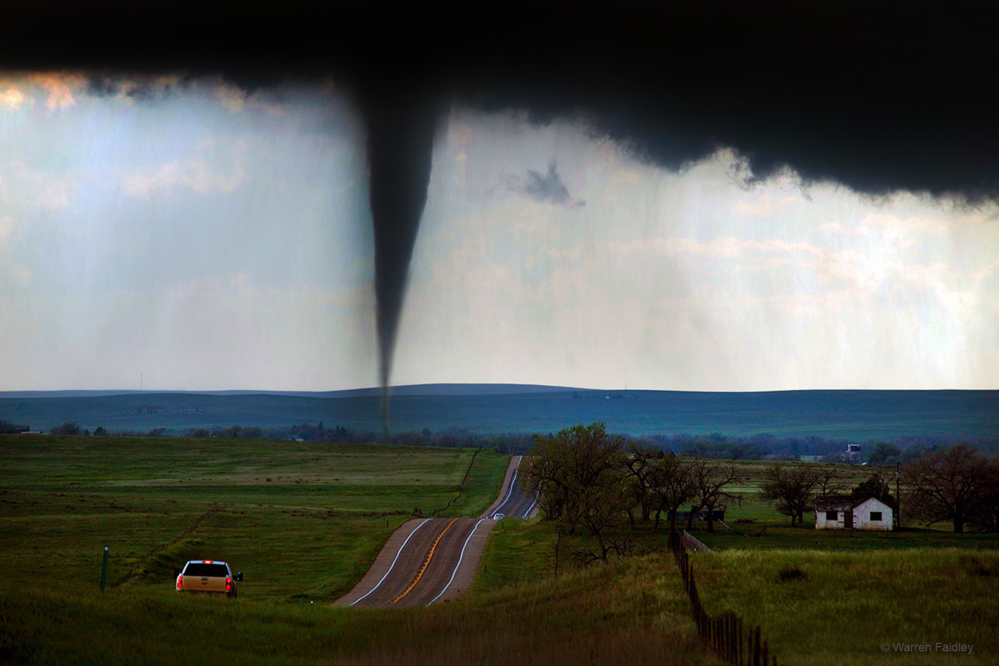 Close tornado near Simla, Colorado photographed by Warren Faidley private tornado chasing tours